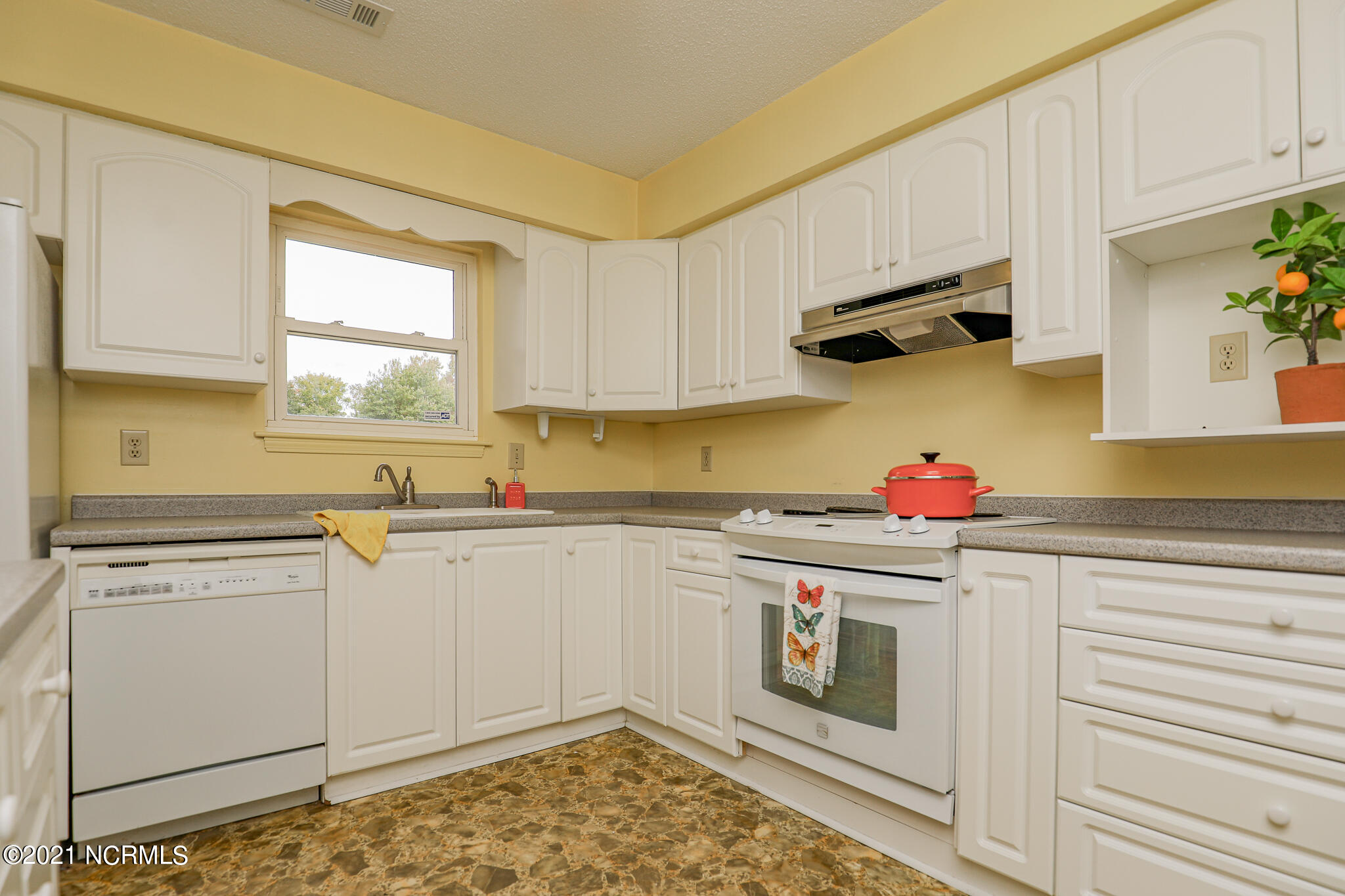 86 Sterling Road Jacksonville, NC 28546 - Photo 14 of 36 Kitchen