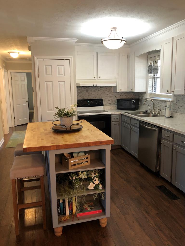 315 Blackman Road Dothan, AL 36301 - Photo 5 of 18 Kitchen w/ island