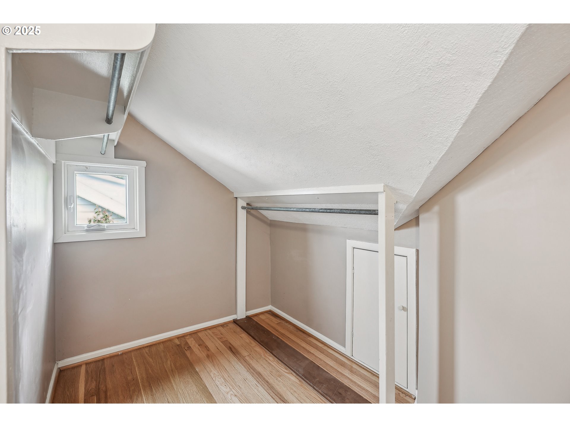 4324 Southeast 28th Avenue Portland, OR 97202 - Photo 29 of 42 a view of an empty room