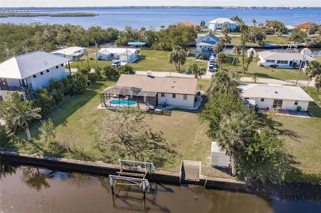 a view of a house with backyard and garden