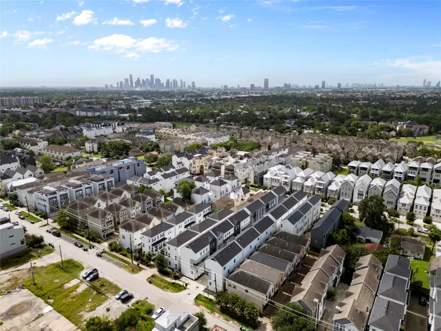 $540,000 | 1210 West 17th Street, Unit E, Houston, TX 77008