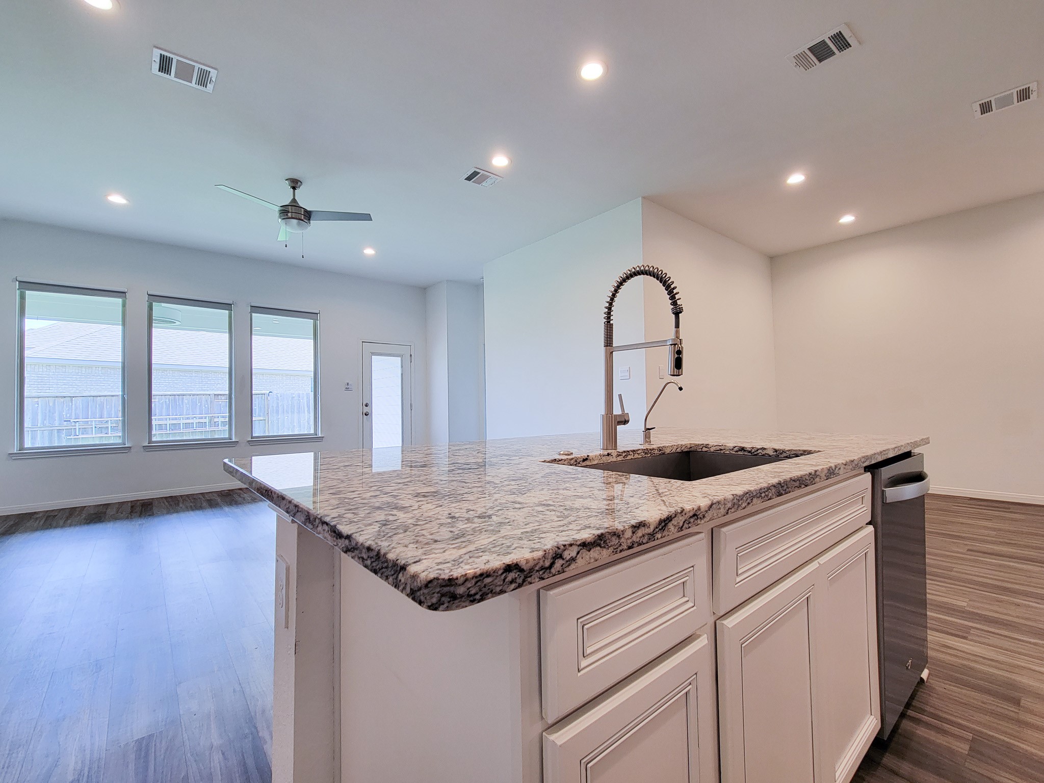 907 Youth Water Road Montgomery, TX 77316 - Photo 7 of 41