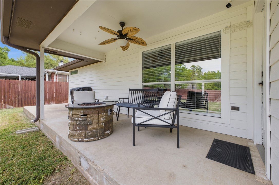 1702 Ibis Court Bryan, TX 77807 - Photo 17 of 18 a living room with furniture