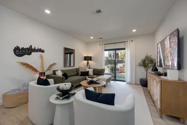 $3,495 | 635 7th Avenue South, Unit 212, Nashville, TN 37203