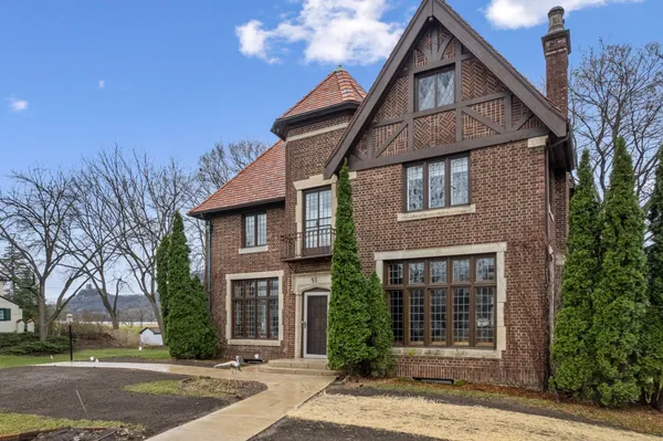 $950,000 | 51 West Sarnia Street, Winona, MN 55987