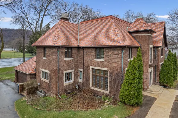 $950,000 | 51 West Sarnia Street, Winona, MN 55987