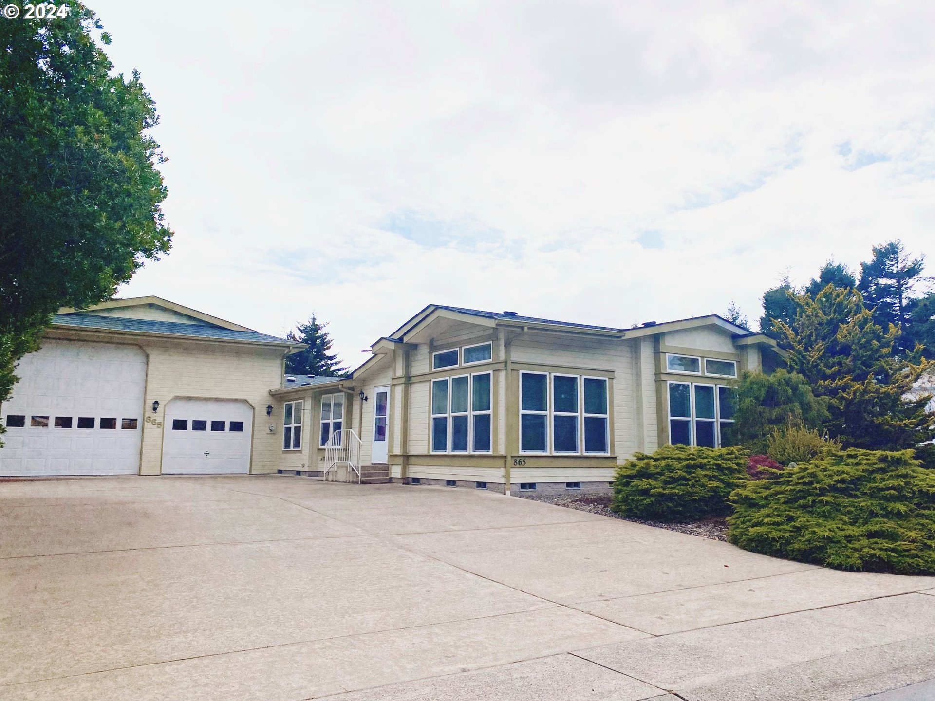 865 Western Way Florence, OR 97439 - Photo 1 of 26 front view of a house with a street