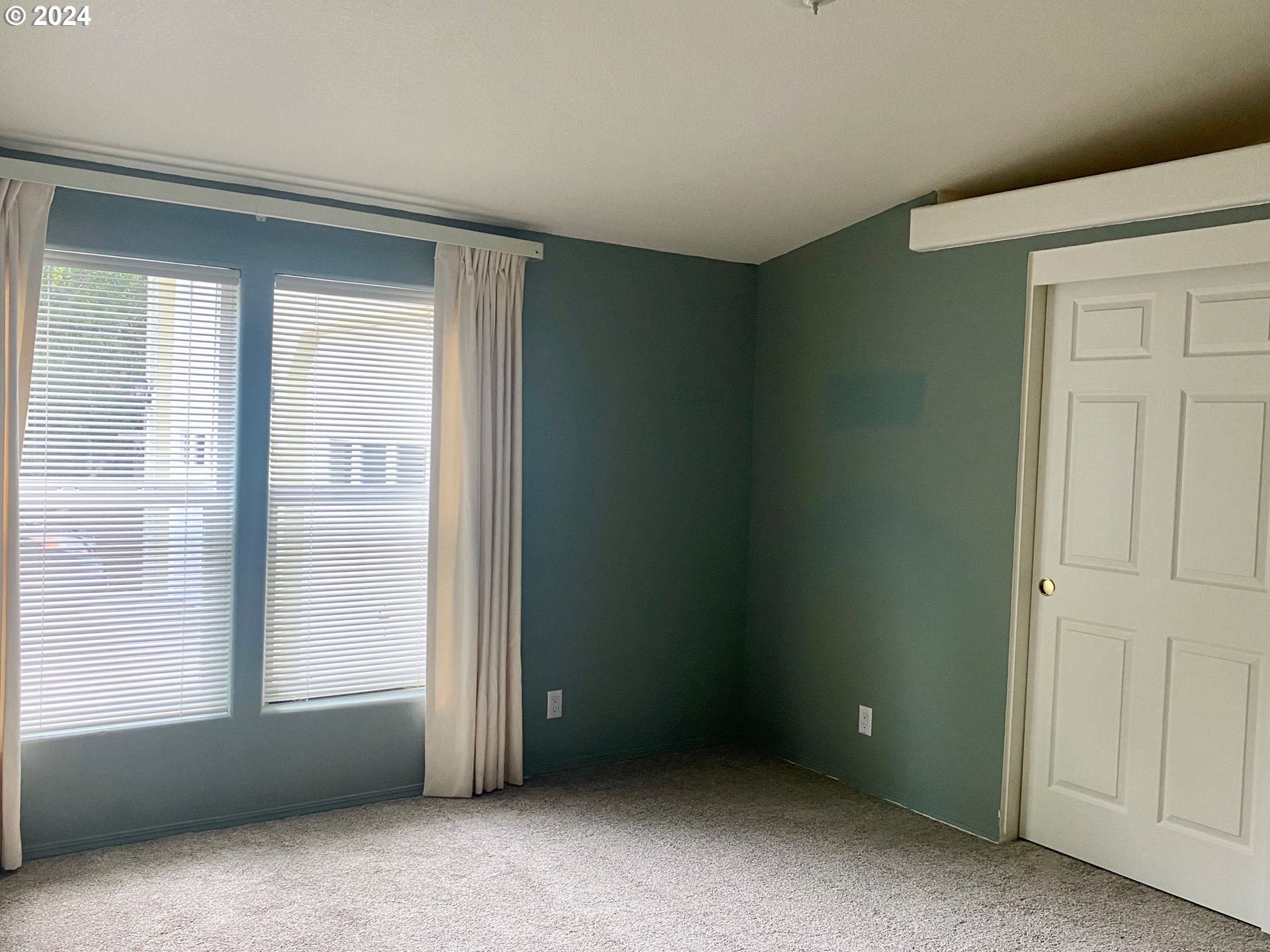 865 Western Way Florence, OR 97439 - Photo 18 of 26 an empty room with windows
