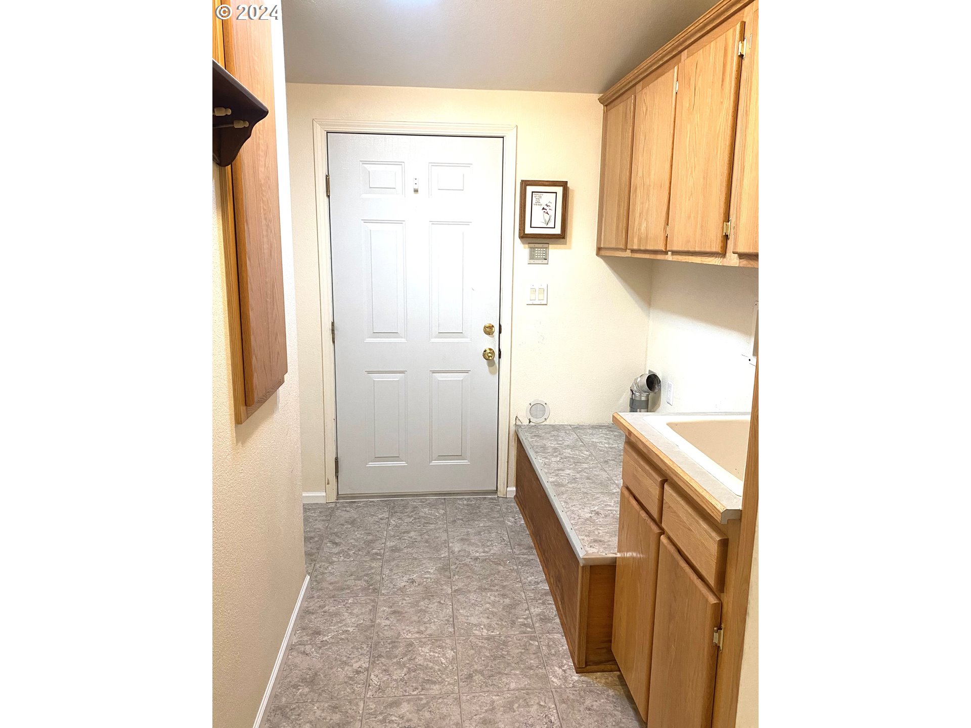 865 Western Way Florence, OR 97439 - Photo 20 of 26 a bathroom with a tub sink and mirror