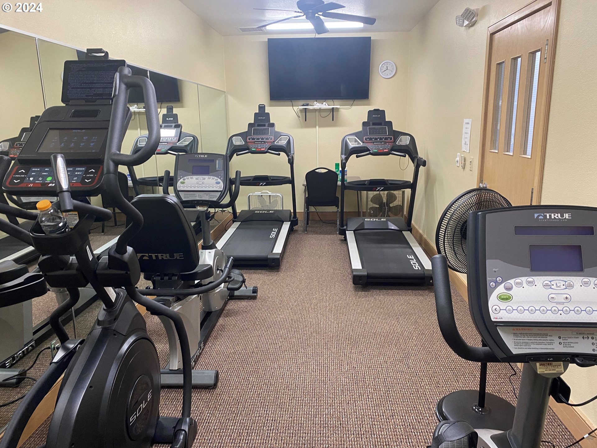 865 Western Way Florence, OR 97439 - Photo 24 of 26 a room with furniture and a chandelier