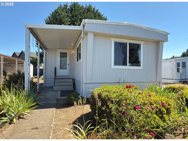 a front view of house with yard