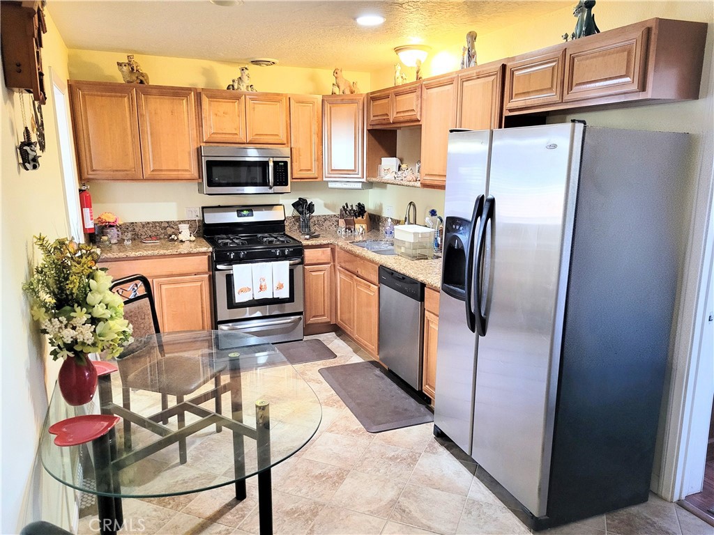 14121 Lakota Road Apple Valley, CA 92307 - Photo 10 of 40 Kitchen