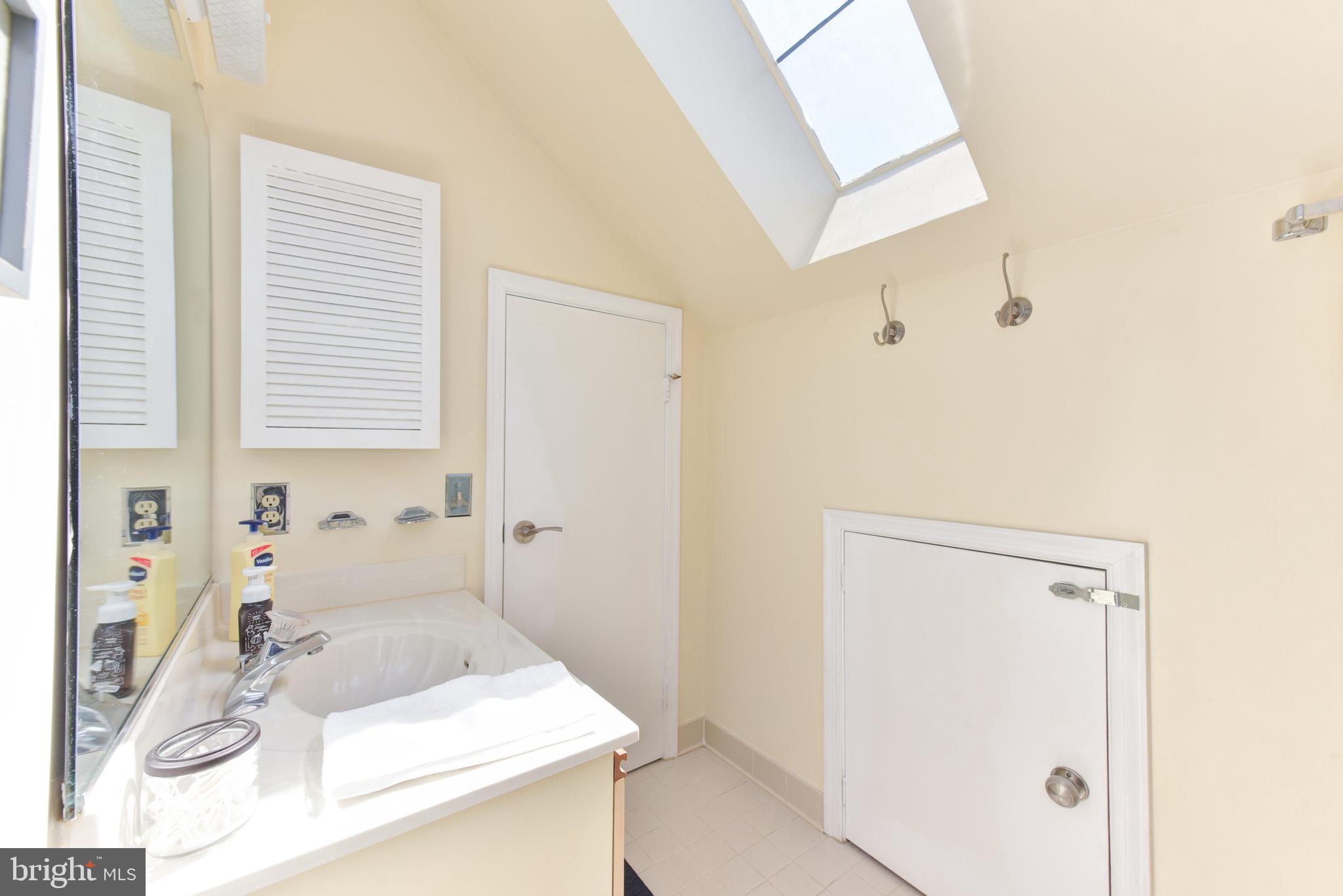 1119 Portner Road Alexandria, VA 22314 - Photo 23 of 33 3rd floor bath