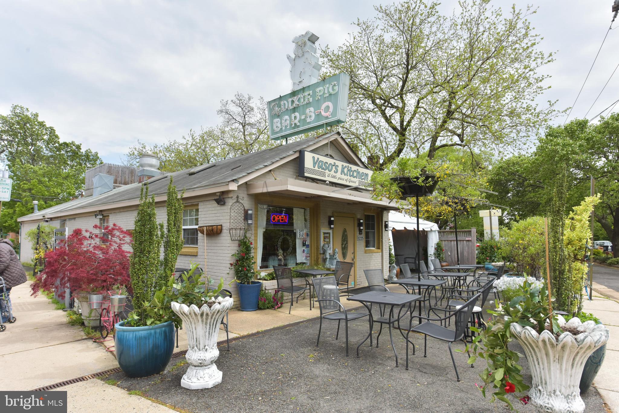 1119 Portner Road Alexandria, VA 22314 - Photo 29 of 33 Neighborhood resturant
