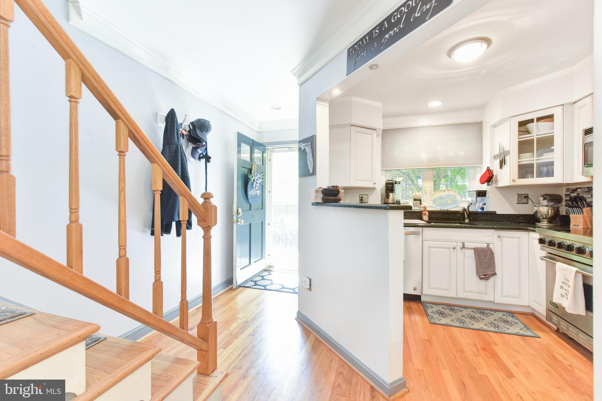 1119 Portner Road Alexandria, VA 22314 - Photo 4 of 33 Foyer
