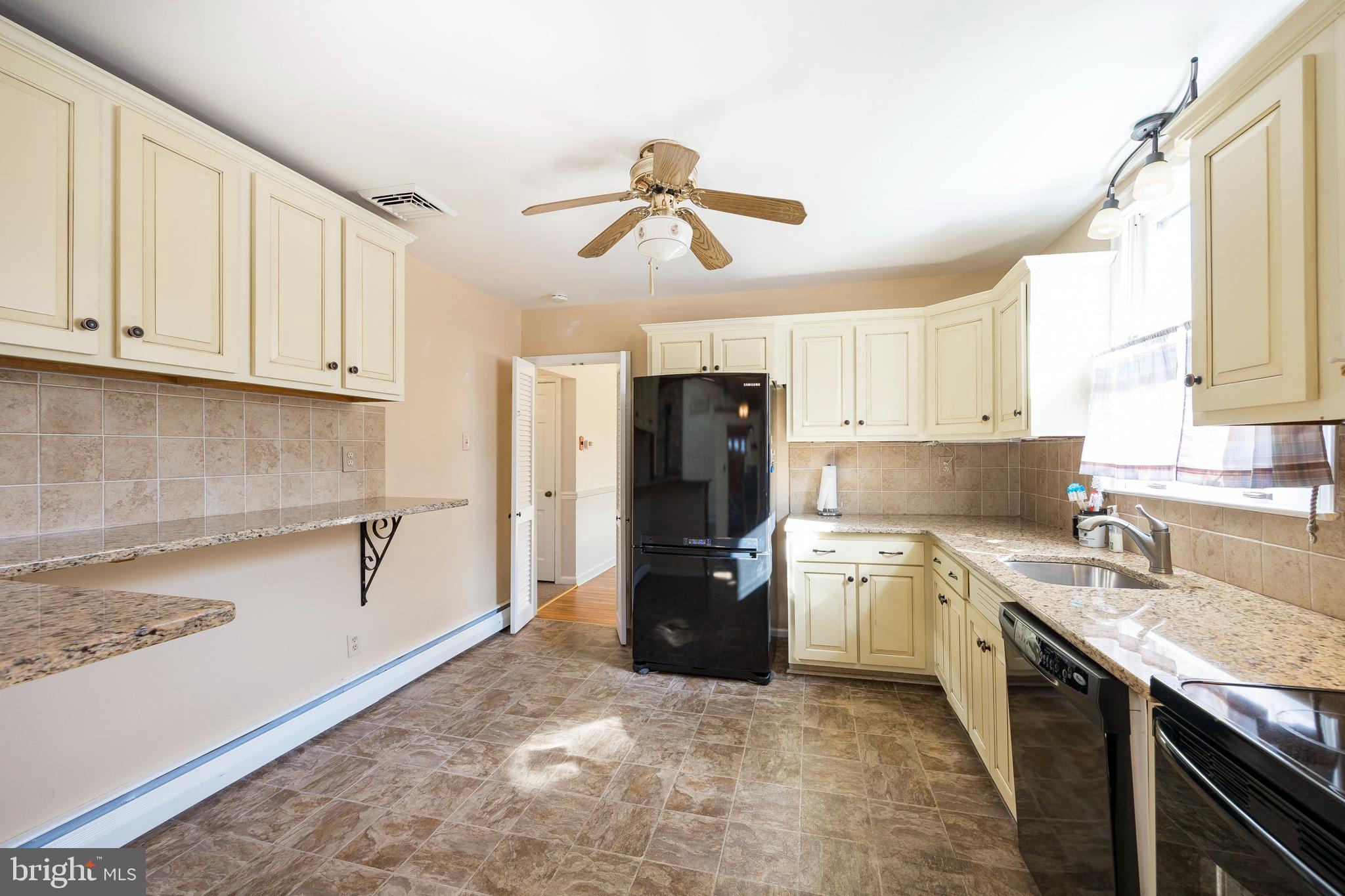 928 Davis Road Ambler, PA 19002 - Photo 4 of 40