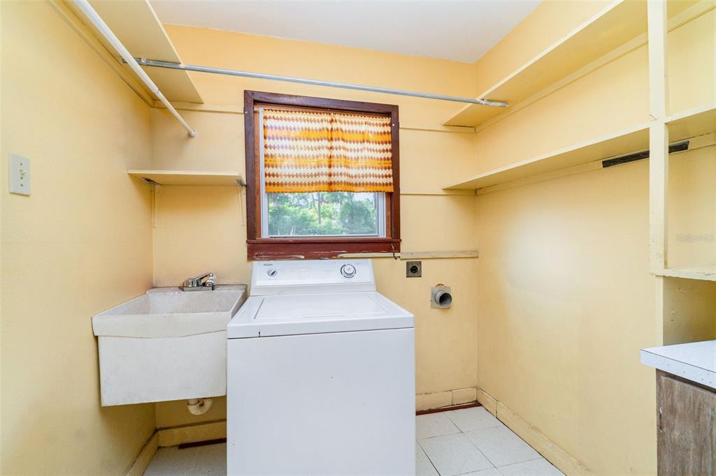 2729 Broadway Fort Myers, FL 33901 - Photo 14 of 49 a utility room with dryer and washer