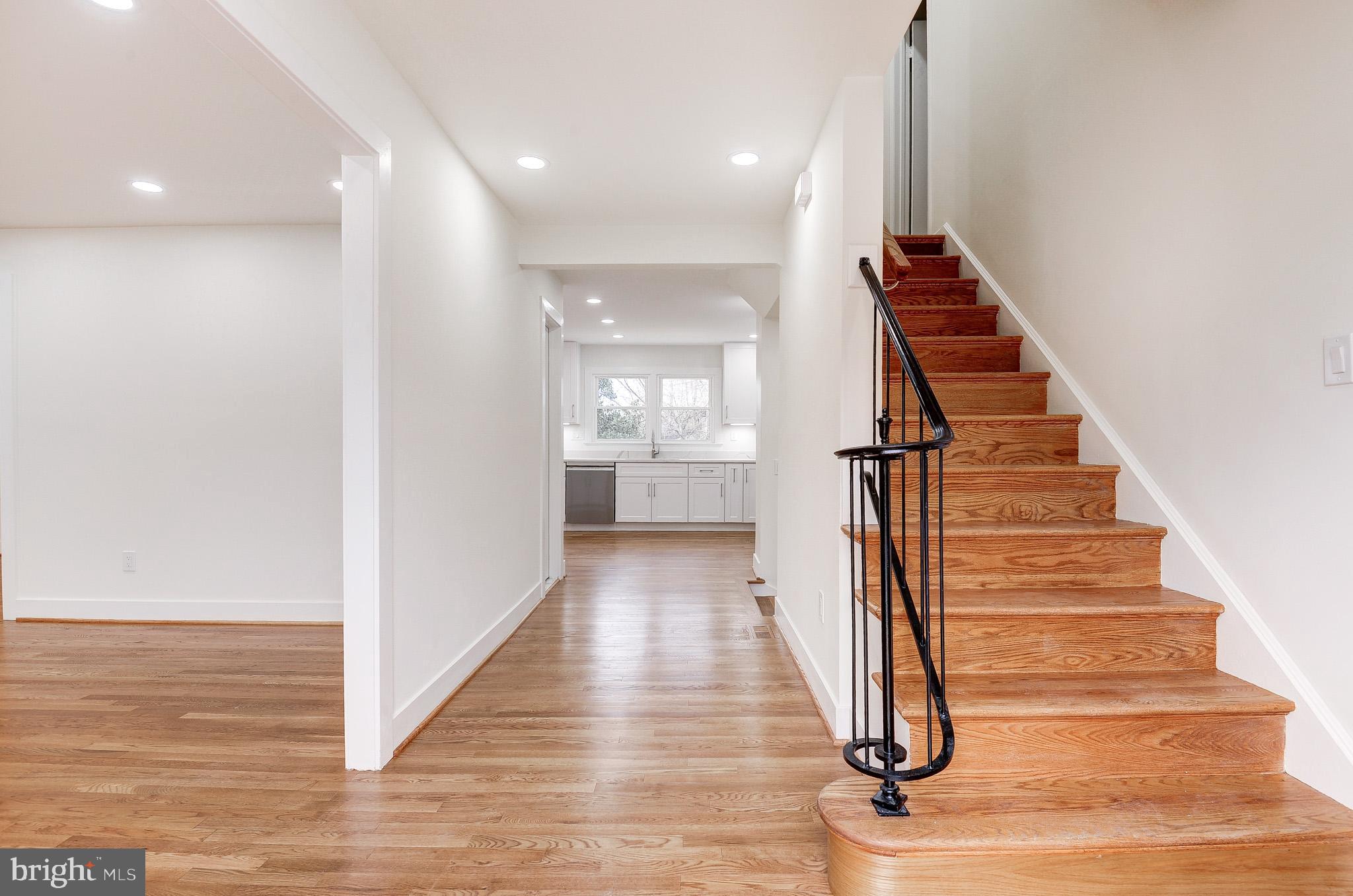 9704 Hall Road Potomac, MD 20854 - Photo 4 of 61