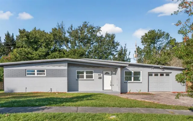 a view of a house with a yard