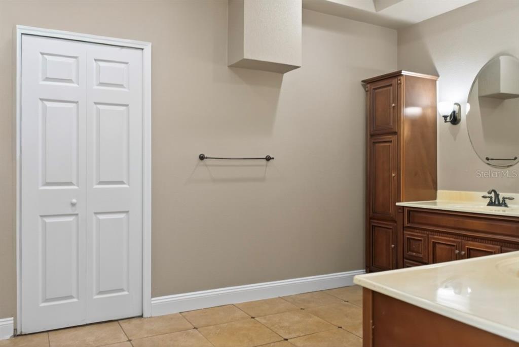 714 Kankakee Lane Orlando, FL 32807 - Photo 18 of 39 a bathroom with a sink and a mirror