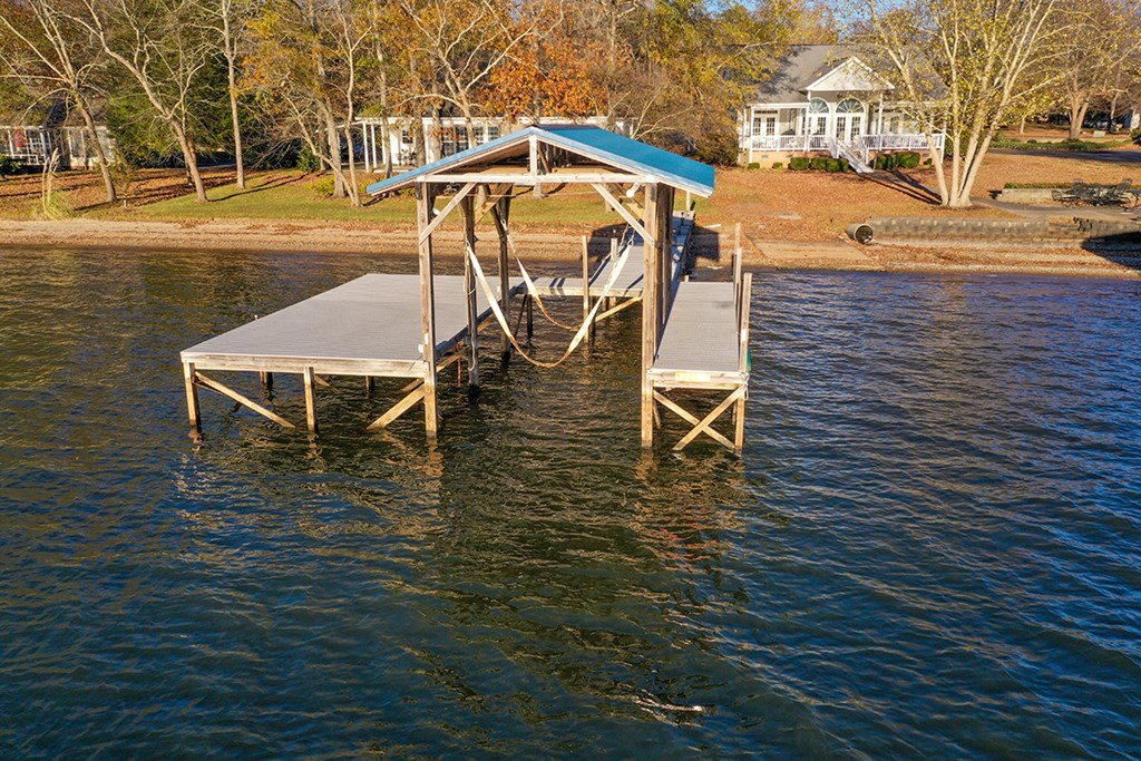 986 Ridgewood Harbor Road Waterloo, SC 29384 - Photo 34 of 43 a backyard of a house with table and chairs