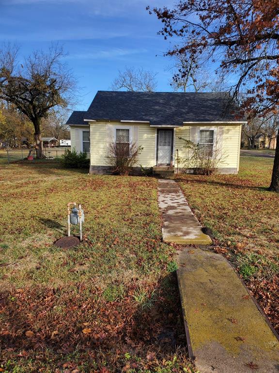 Single story home with a front yard