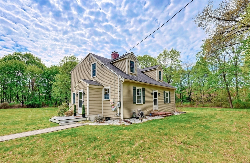 424 Dedham Street Wrentham, MA 02093 - Photo 3 of 40