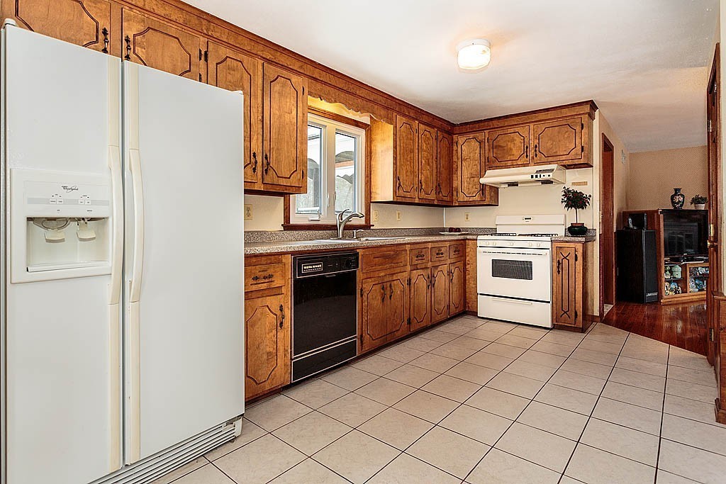 4 Pinewood Road Chelmsford, MA 01824 - Photo 4 of 30