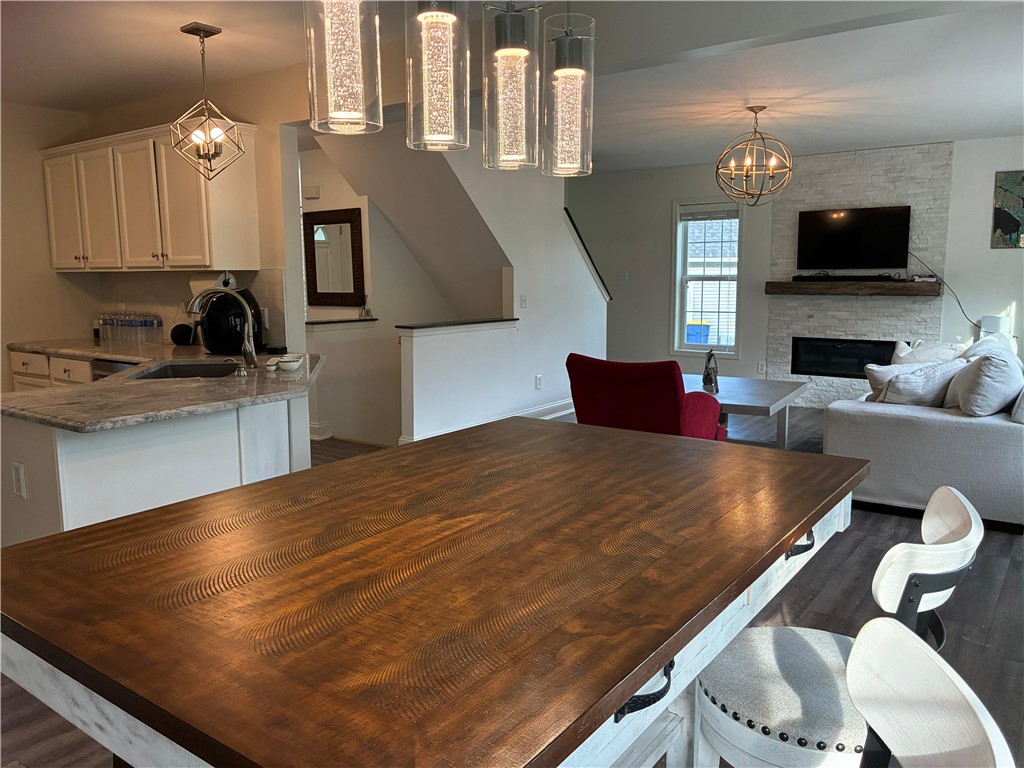 18 Dona Lea Road Perinton, NY 14450 - Photo 10 of 29 The breakfast area offers yet more space for casual dining and hosting events.