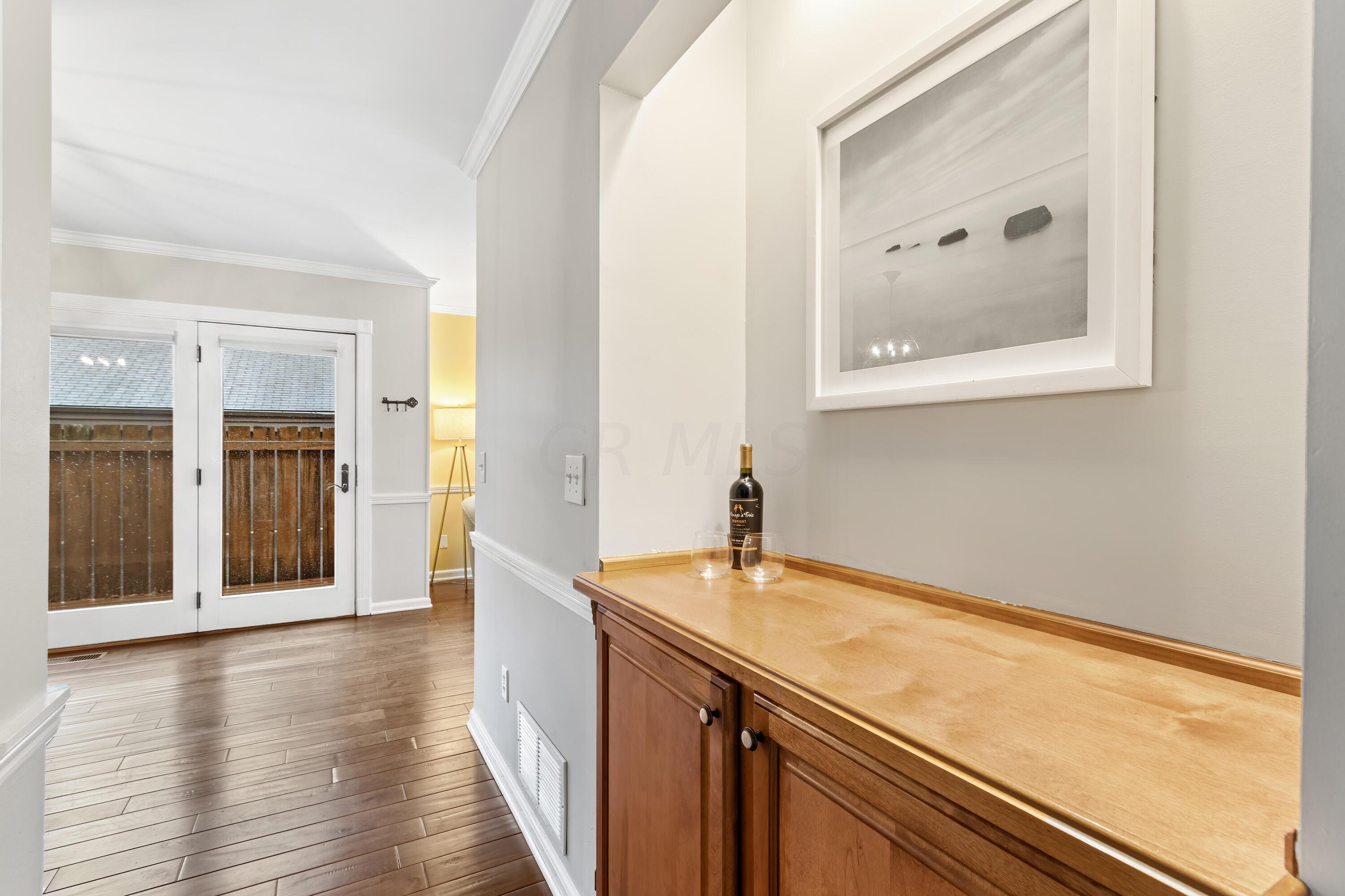 1850 Fishinger Road, Unit 4 Upper Arlington, OH 43221 - Photo 7 of 28 Built-in Bar