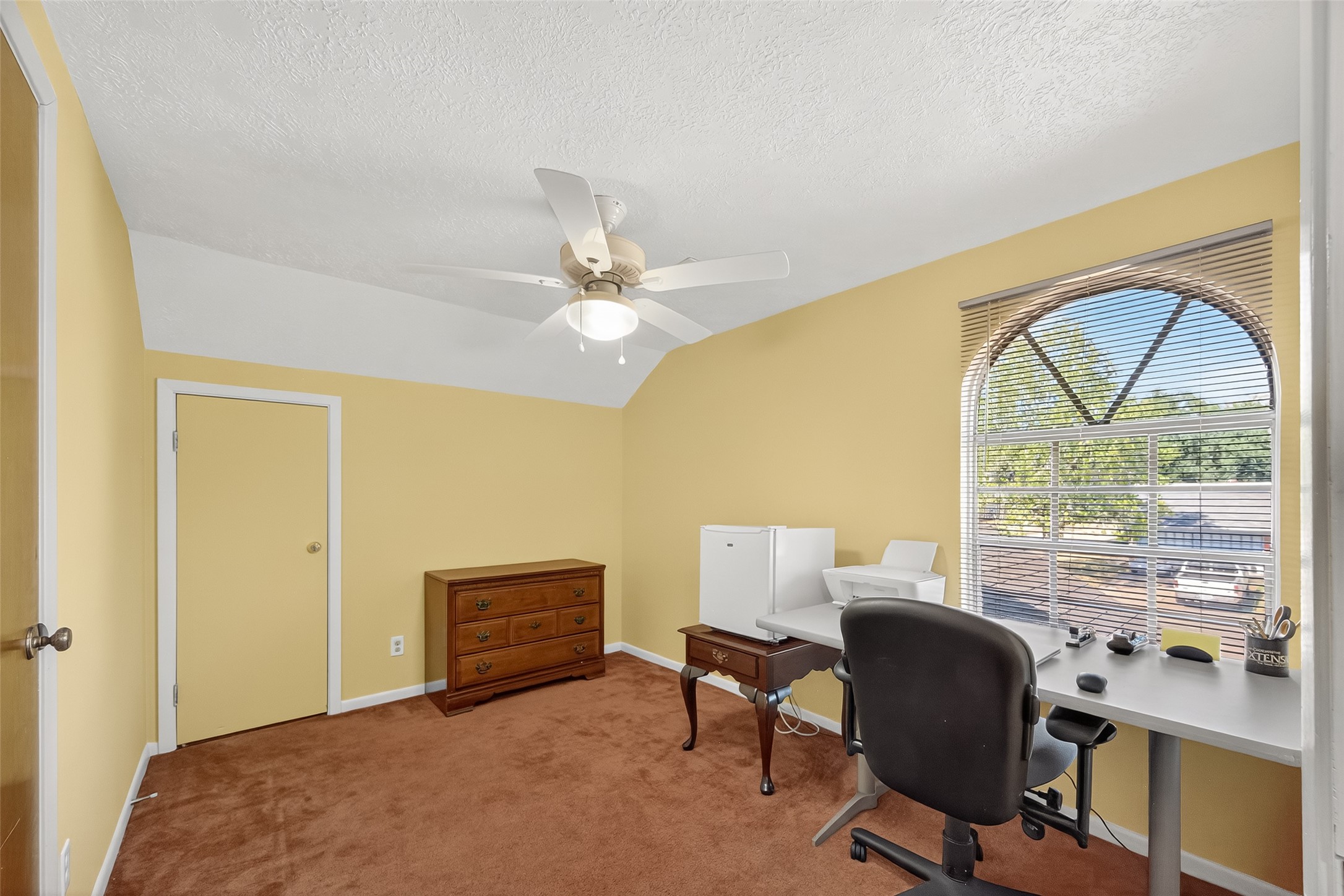 4802 Mistletoe Road Pasadena, TX 77505 - Photo 22 of 41 a workspace with furniture and window