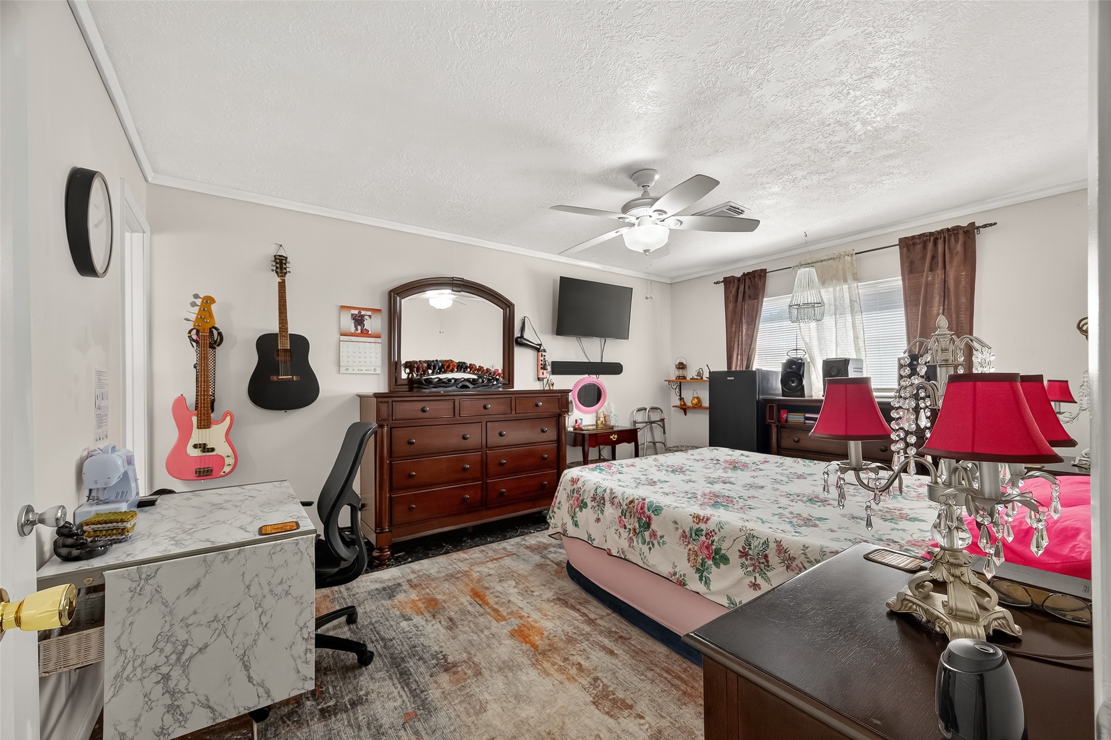 4802 Mistletoe Road Pasadena, TX 77505 - Photo 31 of 41 a bedroom with furniture and a chandelier