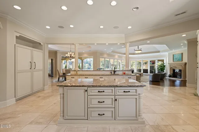 a view of a back yard