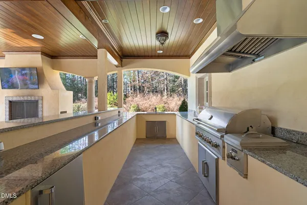 a view of a back yard