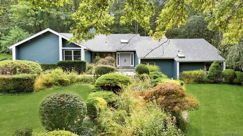 $1,599,999 | 9 Brothers Court, Dix Hills, NY 11746