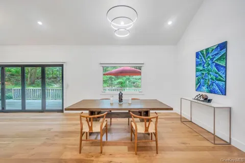 $1,599,999 | 9 Brothers Court, Dix Hills, NY 11746