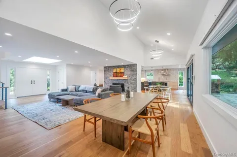 $1,599,999 | 9 Brothers Court, Dix Hills, NY 11746