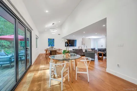 $1,599,999 | 9 Brothers Court, Dix Hills, NY 11746