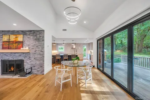 $1,599,999 | 9 Brothers Court, Dix Hills, NY 11746