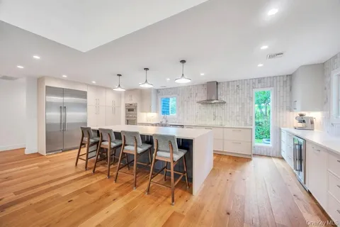 $1,599,999 | 9 Brothers Court, Dix Hills, NY 11746