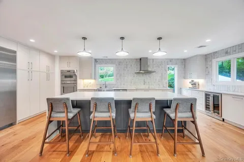 $1,599,999 | 9 Brothers Court, Dix Hills, NY 11746