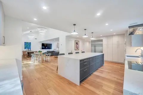 $1,599,999 | 9 Brothers Court, Dix Hills, NY 11746