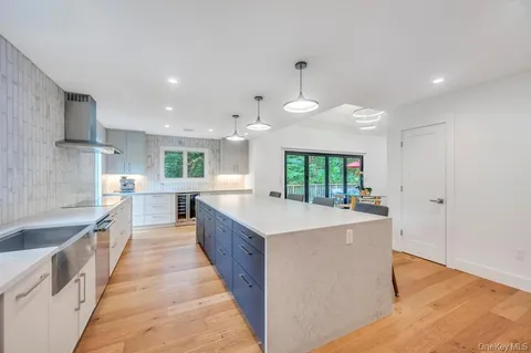 $1,599,999 | 9 Brothers Court, Dix Hills, NY 11746