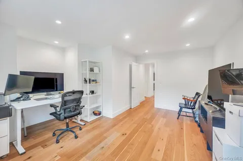 $1,599,999 | 9 Brothers Court, Dix Hills, NY 11746