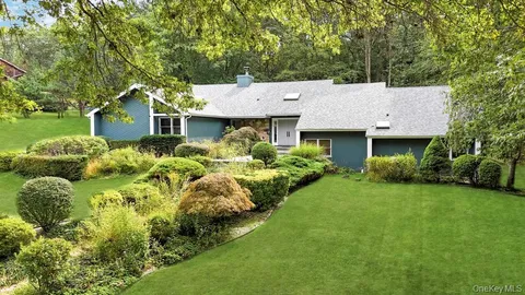 $1,599,999 | 9 Brothers Court, Dix Hills, NY 11746