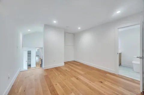 $1,599,999 | 9 Brothers Court, Dix Hills, NY 11746