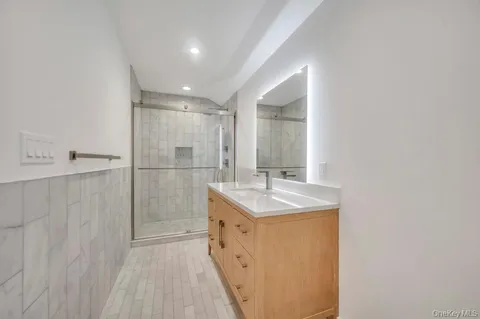 $1,599,999 | 9 Brothers Court, Dix Hills, NY 11746