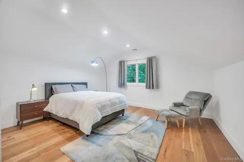 $1,599,999 | 9 Brothers Court, Dix Hills, NY 11746