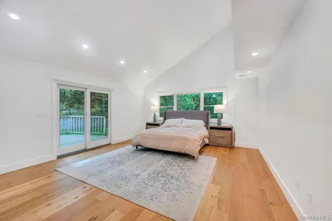 $1,599,999 | 9 Brothers Court, Dix Hills, NY 11746