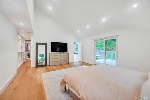 $1,599,999 | 9 Brothers Court, Dix Hills, NY 11746